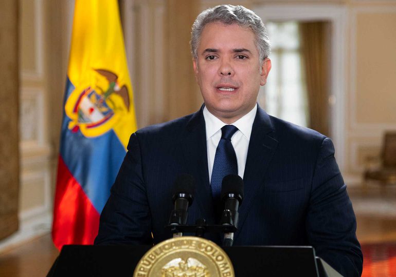 Iván Duque pide retirar reforma tributaria que provocó masivas protestas en Colombia