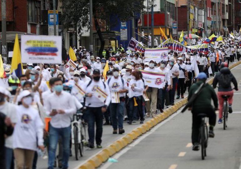 Miles marchan vestidos de blanco contra las protestas y los bloqueos de ruta en Colombia