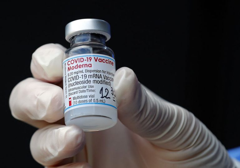 Agencia europea analiza vacunas de Pfizer y Moderna por riesgos de coágulos