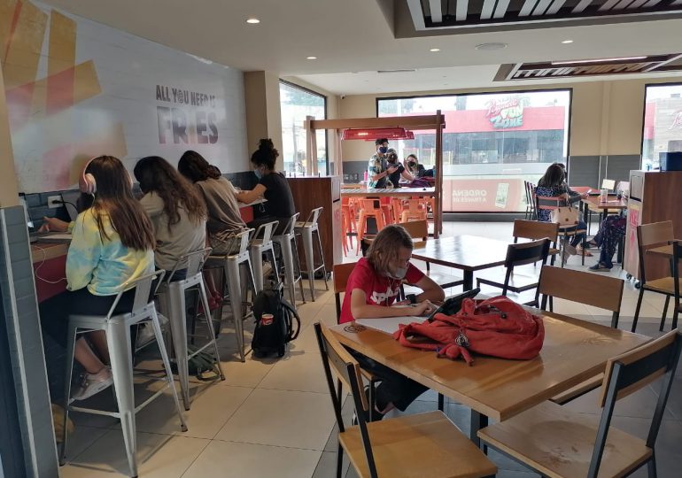 Estudiantes visitan instalaciones de Burger King a tomar sus clases
