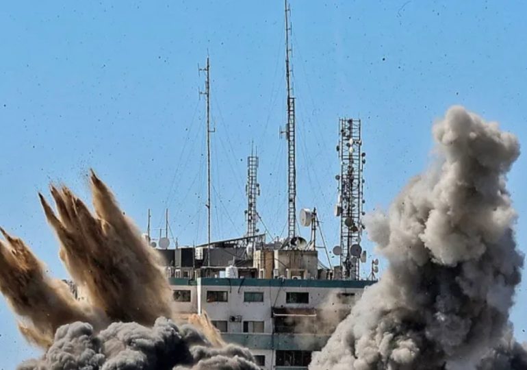 Israel destruye oficinas de prensa internacional en Gaza y enviado de EEUU llega para negociaciones