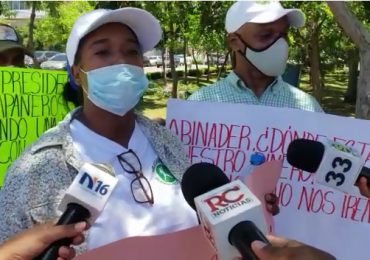 VIDEO | Exempleados de Medio Ambiente, protestan frente al Palacio Nacional por sus prestaciones laborales