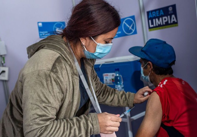Comienza a regir en Chile permiso que da mayor movilidad a vacunados con dos dosis