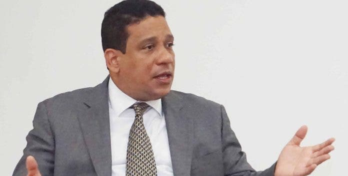 Carlos Pimentel asegura hay  entramado de proveedores que se han enriquecido con los fondos públicos