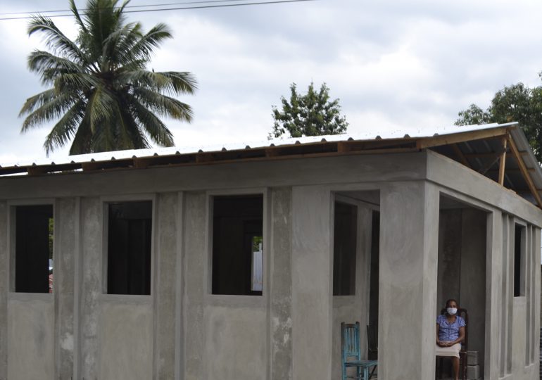 Hábitat Dominicana ha construido 130 viviendas con materiales reciclados y prefabricados