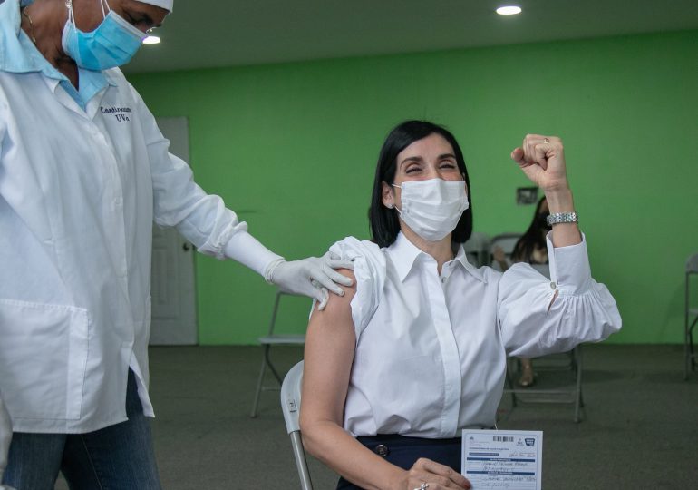 Raquel Arbaje: “qué va un pequeño puyoncito”, tras su primera dosis de vacuna contra Covid-19
