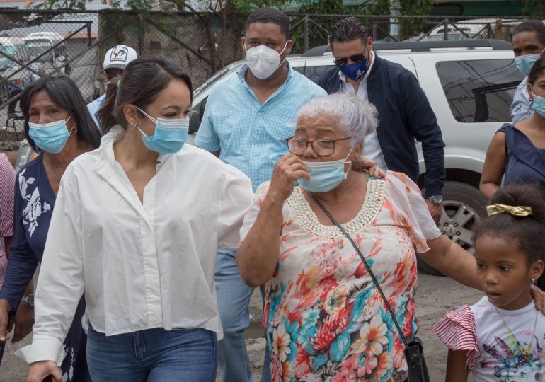 Faride Raful se reúne con parte de la junta de vecinos de San Carlos