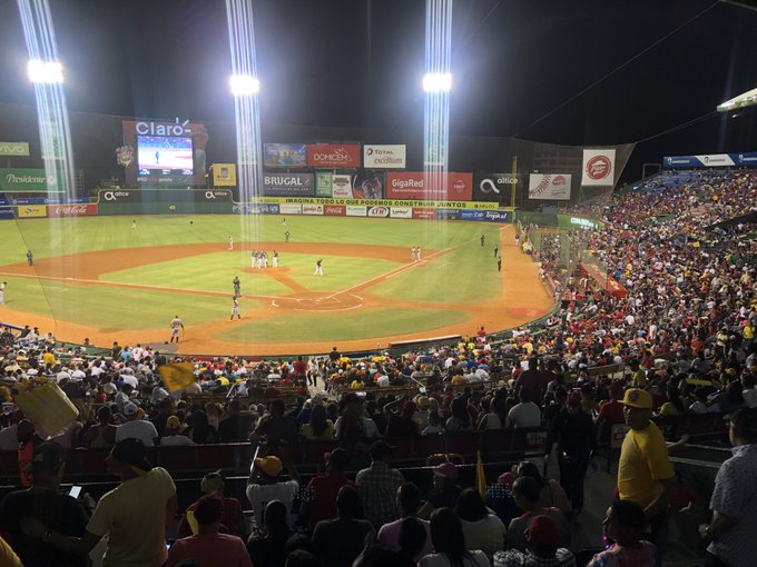 Fanáticos en estadios para la pelota dominicana dependerá de vacunación e índice de Covid-19