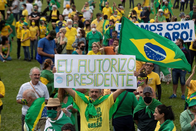 Brasileños desafían la pandemia y salen a manifestarse en apoyo y en contra de Jair Bolsonaro