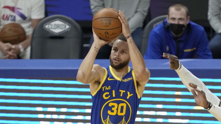 Stephen Curry logra su segundo título de máximo anotador de la NBA