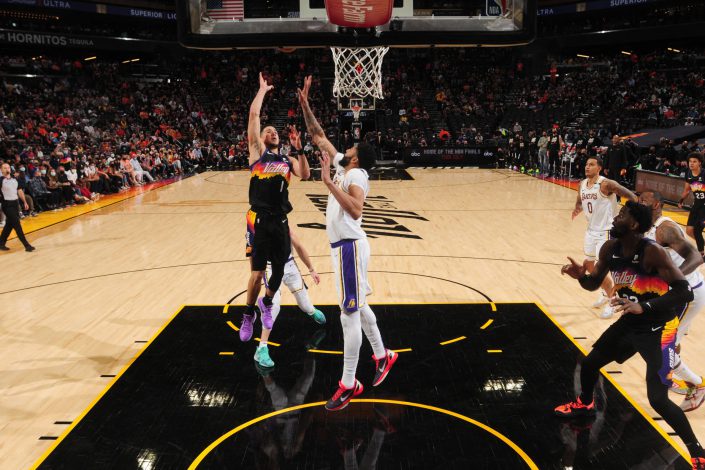 Los Lakers caen ante Suns en el playoffs de la NBA