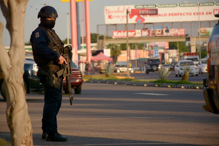 Sicarios abandonaron cuatro cuerpos al interior de un vehículo en Sinaloa