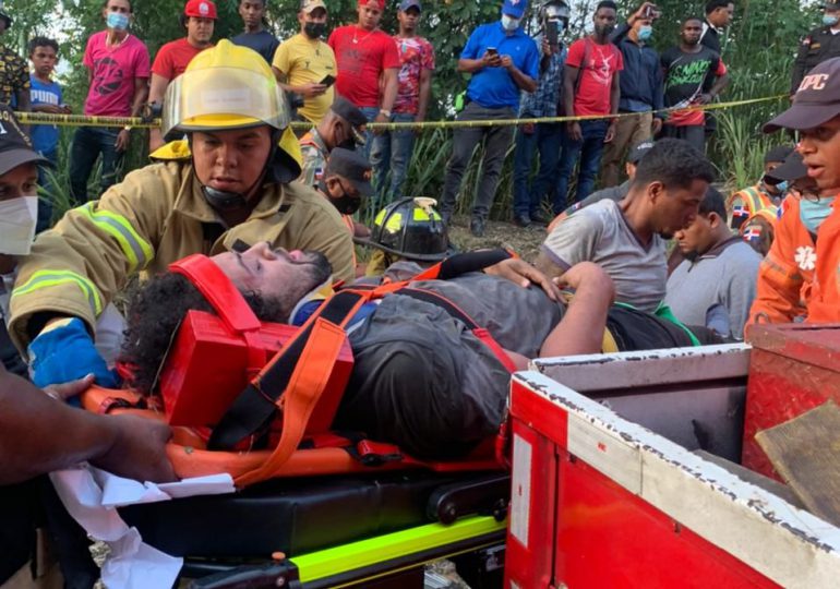 Durante dos horas conductor de camión y ayudante quedan atrapados tras accidente en Jarabacoa
