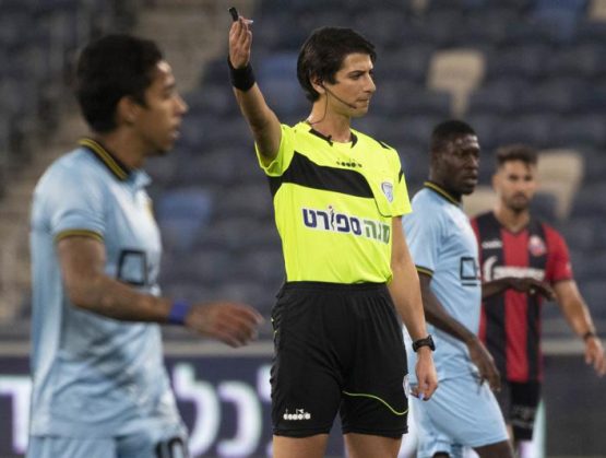 Primera árbitro transgénero de Israel ingresa al campo