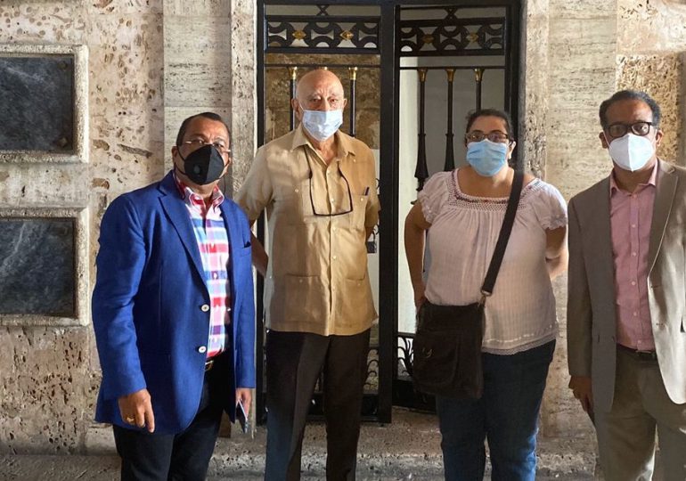 Comisión de Exaltación de Gregorio Urbano Gilbert visitan el Panteón de la Patria