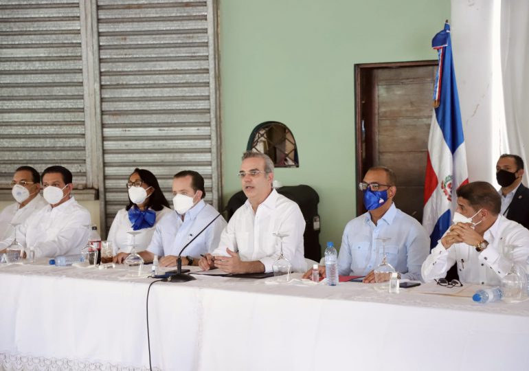 Presidente Abinader se reúne con representantes de juntas de vecinos de Hato Mayor