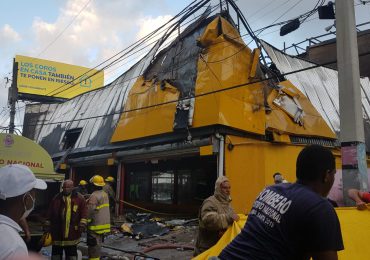 Video | Sucursal de Aro y Pedal se  consumió al 100% con el fuego, asegura propietario