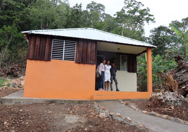 Desarrollo Barrial entrega tres viviendas a familias de escasos recursos en SFM y Samaná