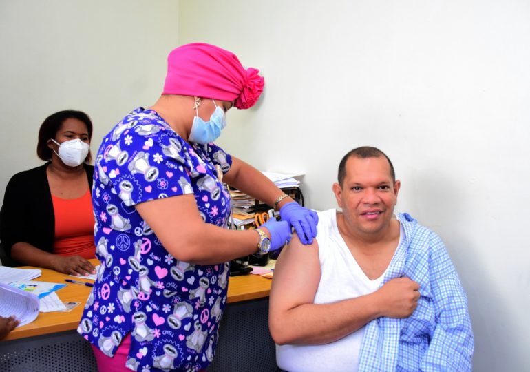 Alcalde Carlos Guzmán recibe vacuna contra Covid-19 e invita ciudadanos a protegerse