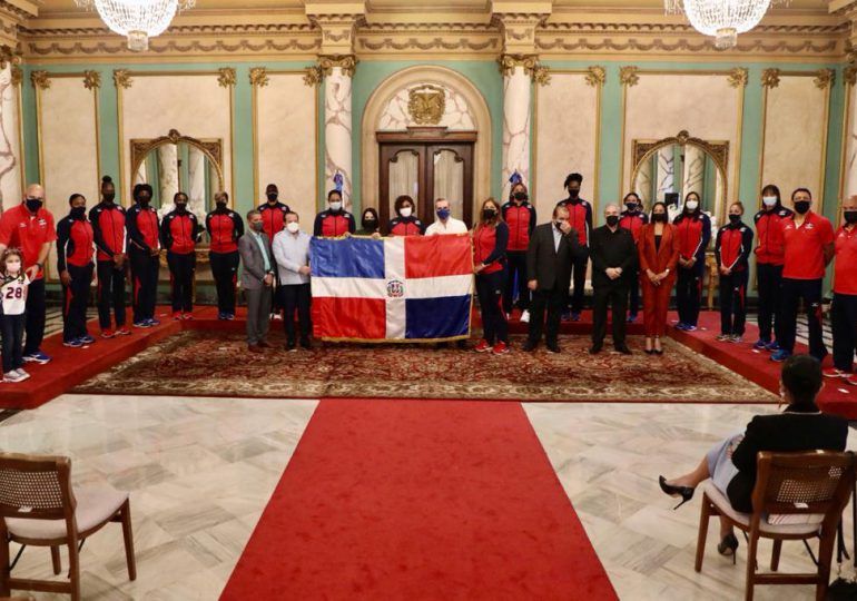 Presidente Abinader entrega bandera nacional a Reinas del Caribe