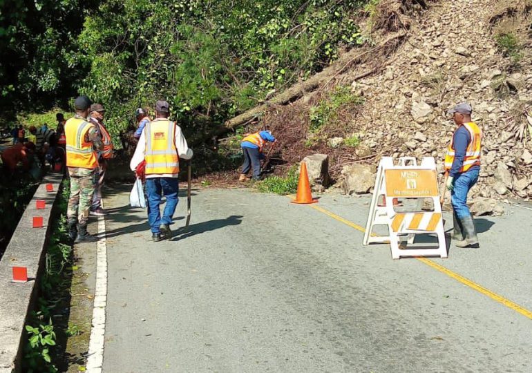 Obras Públicas habilita el tránsito en  carretera Casabito-Constanza, tras derrumbes provocados por temblor