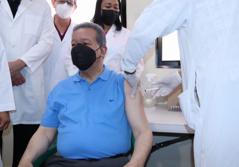 VIDEO | Leonel Fernández recibe segunda dosis contra el Covid-19; exhorta a la población a vacunarse