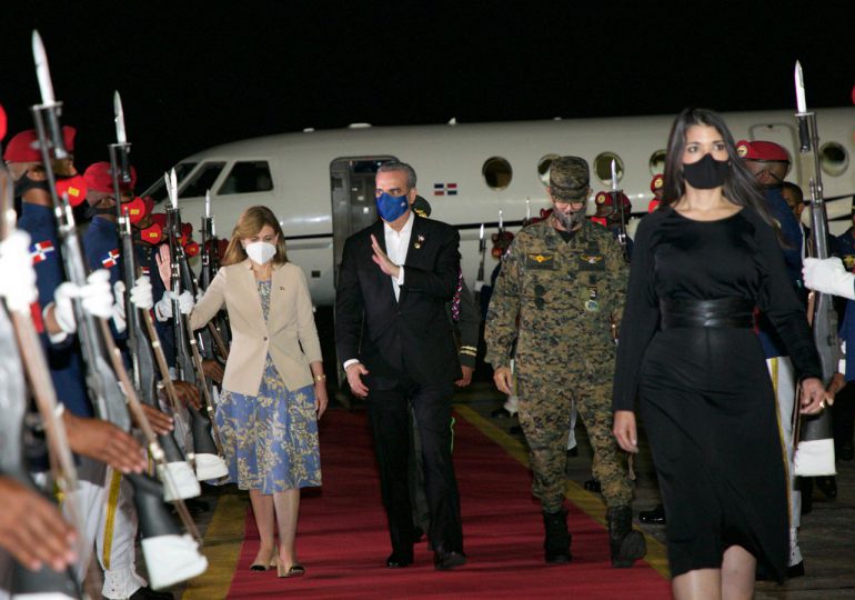 Presidente Abinader regresa al país tras asistir a toma de posesión en Ecuador