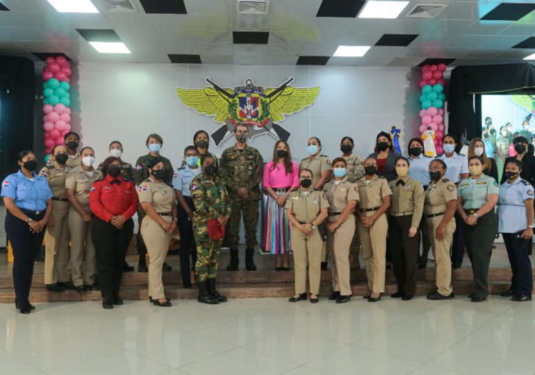 Esposas de oficiales de las Fuerzas Armadas celebran el Día de las Madres