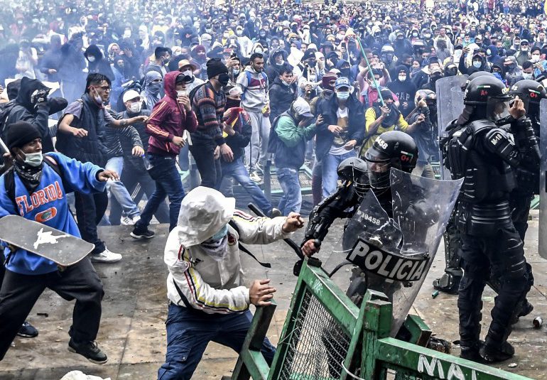 Tres muertos en medio de protestas que completan un mes de estallido social en Colombia