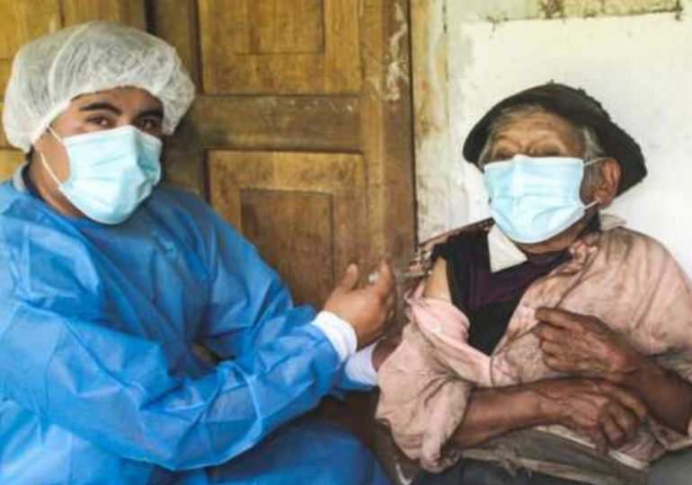 Vacunan contra covid-19 a hombre de 121 años en Perú