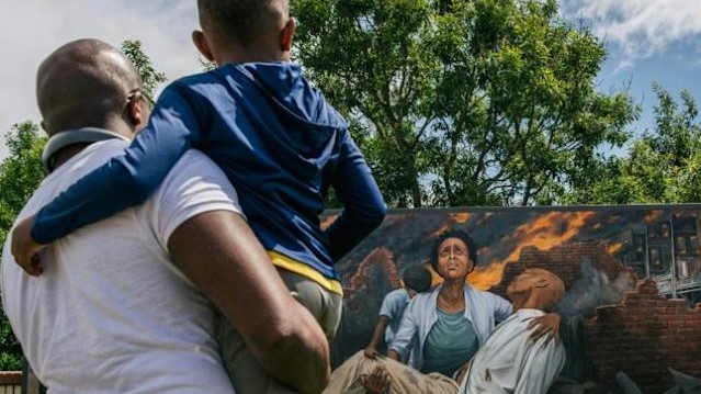 100 años después de la masacre racial de Tulsa, los afroestadounidenses siguen sintiéndose marginados