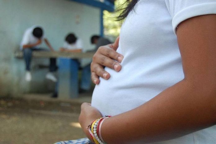Educación sexual y anticonceptivos gratis para frenar embarazo precoz en Venezuela