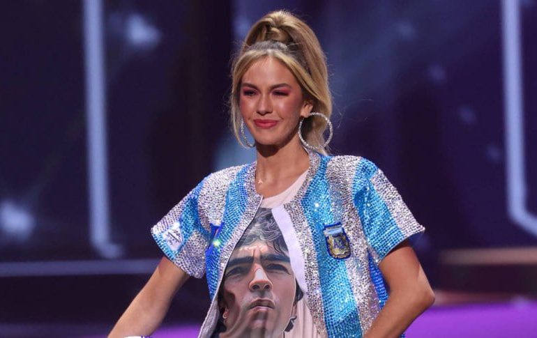Miss Argentina honra a Maradona en traje típico