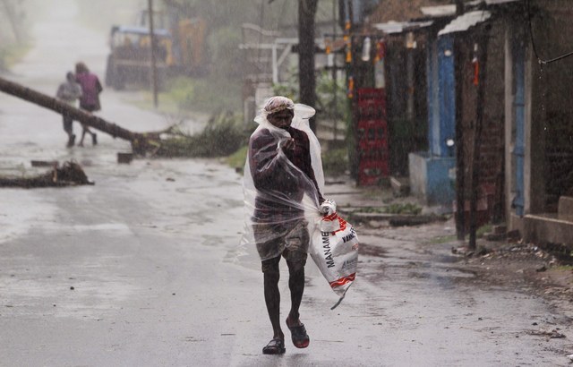 Al menos cuatro muertos en India al acercarse un potente ciclón