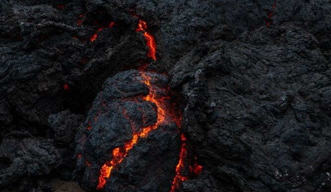 La lava de un volcán se detiene a las puertas de la ciudad de Goma, en Congo