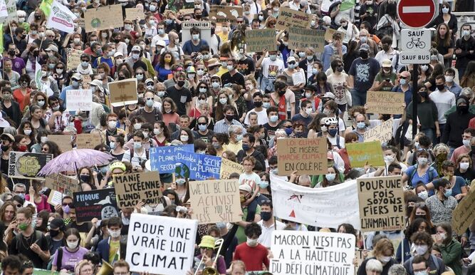 Decenas de miles de personas se manifiestan en Francia para exigir más acción en lucha climática