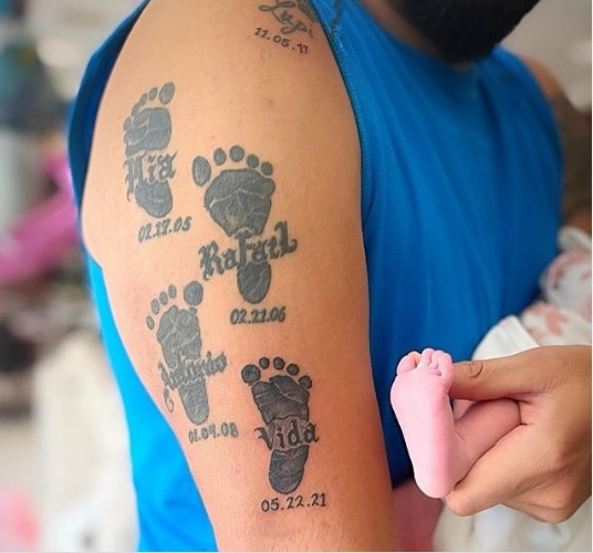 Raphy pina se tatúa la huella del pie de su hija con Natti Natasha
