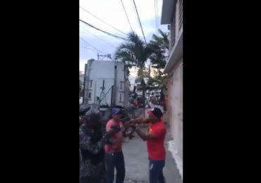 VIDEO | Dos hombres amenazan con armas de fuego a agentes de la Policía