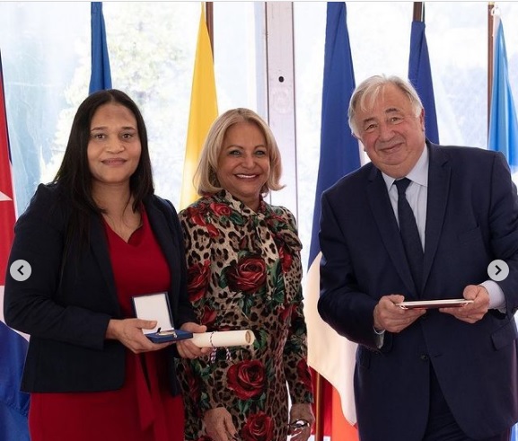 Francia otorga la Medalla de Honor del Senado a la dominicana Raquel Mercedes
