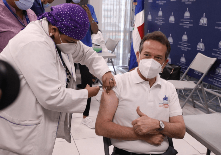 Ministro Víctor -Ito- Bisonó se vacuna contra el covid-19