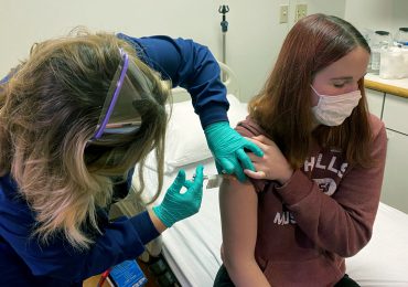 EMA anunciará el viernes si autoriza vacuna de Pfizer para jóvenes de 12 a 15 años