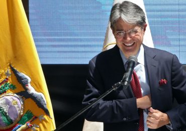 Presidente de Ecuador viaja a EEUU para someterse a operación de la médula espinal