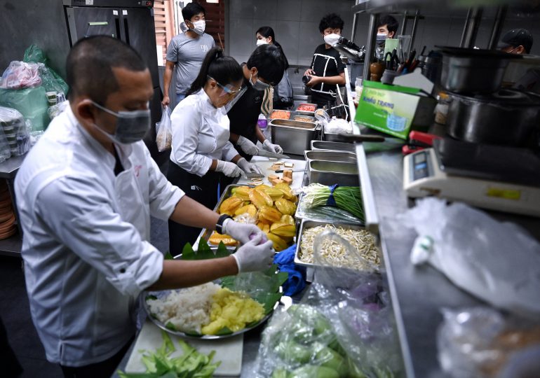Restaurantes con estrellas Michelin de Bangkok reparten platos de lujo en barrios pobres