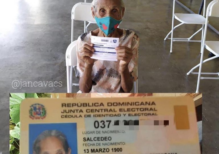 Mujer de 121 años se vacuna contra el Covid-19 en Puerto Plata