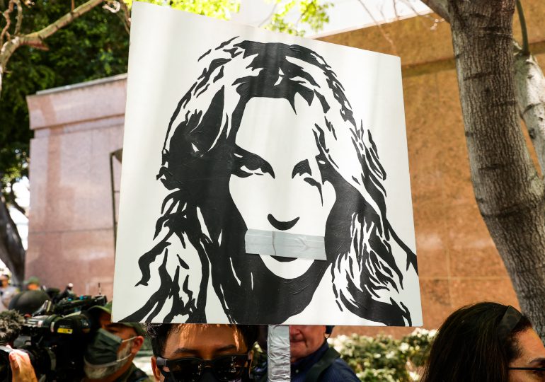 Una "traumatizada" Britney Spears pide el fin de la tutela de su padre