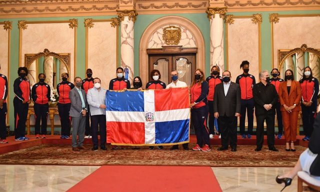 Presidente Abinader recibe en el Palacio a Las Reinas del Caribe