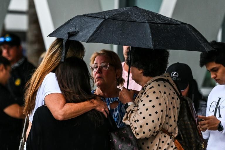 La angustiosa espera de familiares de desaparecidos en el derrumbe de un edificio cerca de Miami