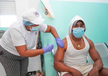 Unos 53,501 dominicanos se han aplicado la tercera dosis  contra el Covid-19