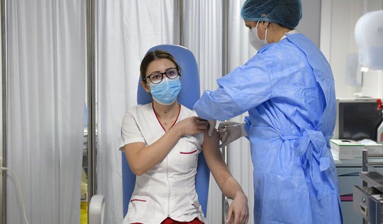 Ministro de Salud dice extranjeros en RD pueden vacunarse contra el covid-19