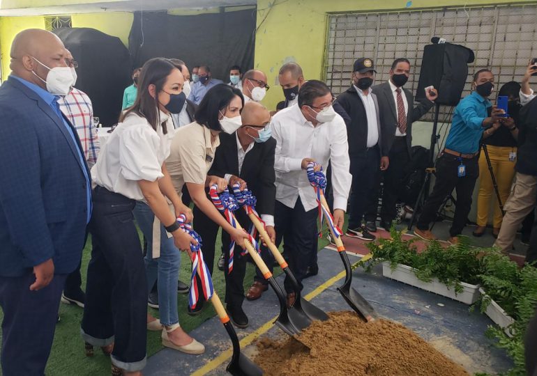 Primera dama y ministro de Deportes dan primer palazo para construcción del Centro Comunitario Deportivo Capotillo